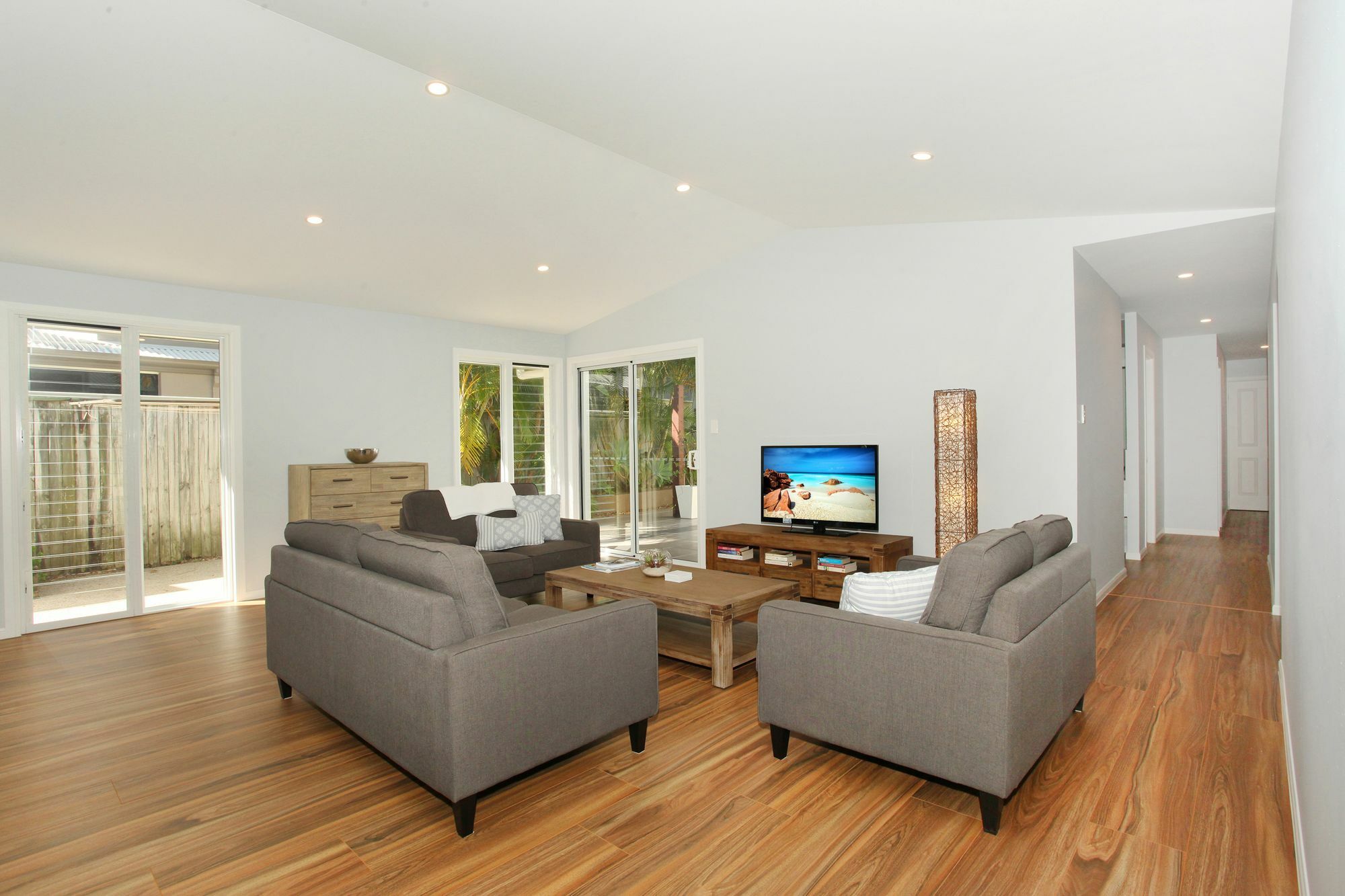Carrothool 29 - 6 Bedroom On Canal With Pool