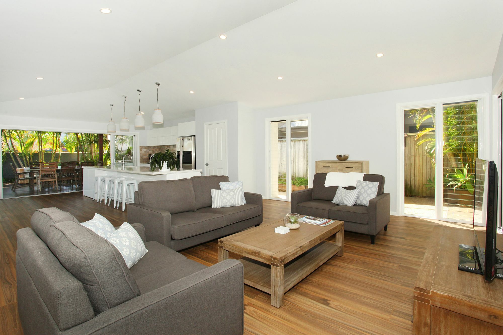 Carrothool 29 - 6 Bedroom On Canal With Pool